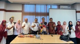 Kepala DPPKB Makassar, Syahruddin (Tengah)