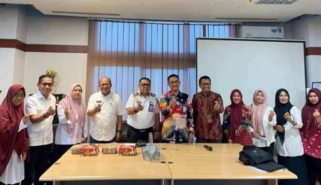 Kepala DPPKB Makassar, Syahruddin (Tengah)