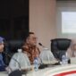 Plt. Kepala DPPKB Kota Makassar, Syahruddin, membuka rapat yang dihadiri oleh berbagai instansi