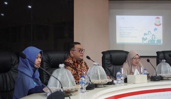 Plt. Kepala DPPKB Kota Makassar, Syahruddin, membuka rapat yang dihadiri oleh berbagai instansi
