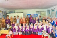 Kepala DPPKB Kota Makassar, Syahruddin foto berama dengan rombongan dari DP3AKB Bontang