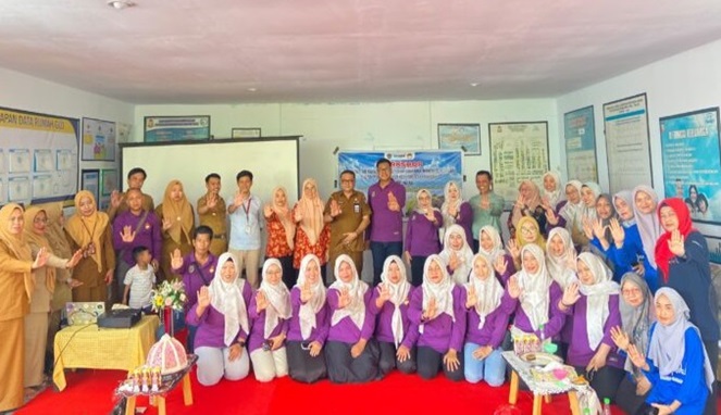 Kepala DPPKB Kota Makassar, Syahruddin foto berama dengan rombongan dari DP3AKB Bontang