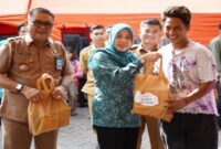 Kepala DPPKB Makassar, Syahruddin (Kiri)