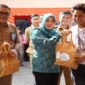 Kepala DPPKB Makassar, Syahruddin (Kiri)