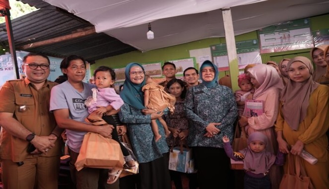 Kepala DPPKB Makassar, Syahruddin (Kiri)