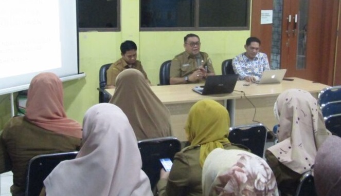 Kepala DPPKB Makassar menggelar rapat penyusunan kajian