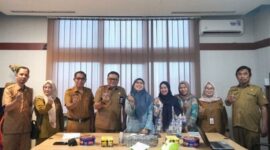 Kepala DPPKB Makassar foto bersama dengan BKKBN Jakarta