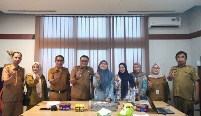 Kepala DPPKB Makassar foto bersama dengan BKKBN Jakarta