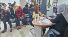 Sejumlah penerima beasiswa PIP mendapatkan pelayanan yang cepat dan efektif di BNI Cabang Barru, Sulawesi Selatan