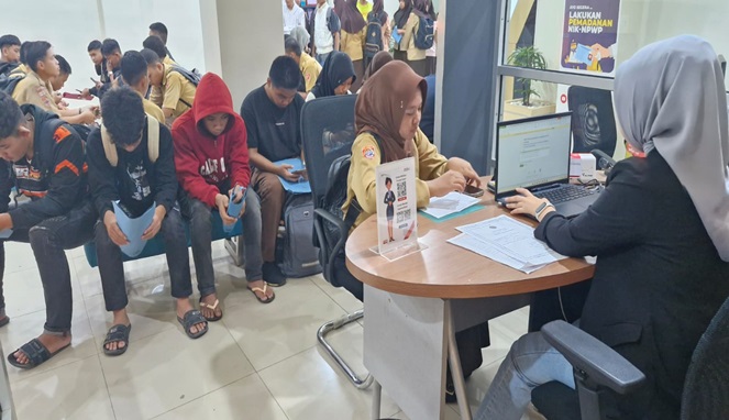 Sejumlah penerima beasiswa PIP mendapatkan pelayanan yang cepat dan efektif di BNI Cabang Barru, Sulawesi Selatan