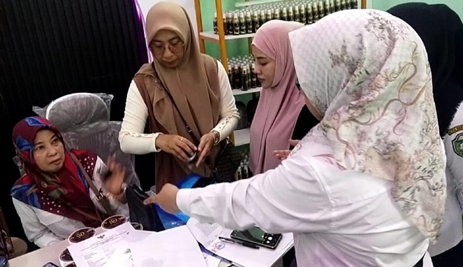 Kiri dan kanan petugas BPOM, dua orang di tengah owner RD Viral dan jubir RD Viral yang selalu aktif menjawab pertanyaan BPOM