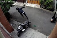 Tangkapan Layar Video CCTV Aksi Pelaku Curanmor Baku Tembak dengan Polisi (Ist)