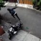 Tangkapan Layar Video CCTV Aksi Pelaku Curanmor Baku Tembak dengan Polisi (Ist)