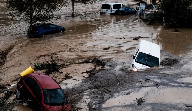 Hujan deras yang terjadi di sebagian besar wilayah Spanyol pada Selasa (29/10/2024) mengakibatkan terjadinya banjir bandang. Banjir juga disebabkan luapan sungai-sungai (Foto AP)