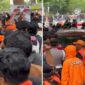 Tangkapan Layar Video : Massa pendukung DIA Dilempari dengan Batu