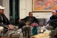 Denny Sumargo saat mendatangi kediaman Farhat Abbas (Tangkapan Layar Video Youtube)