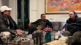 Denny Sumargo saat mendatangi kediaman Farhat Abbas (Tangkapan Layar Video Youtube)