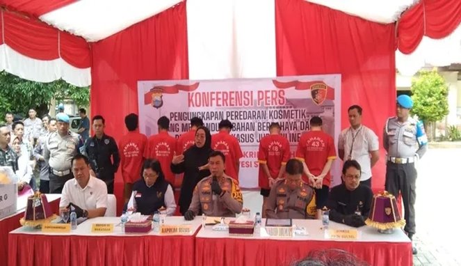 Polda Sulsel menggelar Konferensi Pers terkait produk kosmetik bermerkuri pada Jumat (8/11/2024).