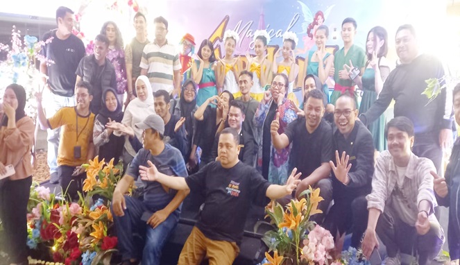Manajemen Swiss-Belinn Panakkukang Makassar Foto Bersama dengan Awak Media Usai Menggelar Konferensi Pers