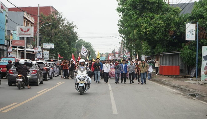 Ribuan mahasiswa yang tergabung dalam kelompok Cipayung Plus menggelar aksi damai bertajuk Pawai Demokrasi diGowa
