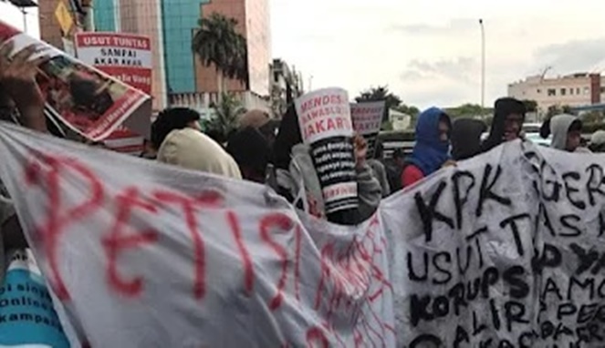 Aksi demontrasi PMJAK Desak Bawaslu Jakarta Tindaklanjuti Dugaan Dana Kampanye dari Judi Online