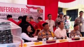 Polda Sulsel menggelar konferensi pers terkait judi online hingga produk kosmetik bermerkuri pada Jumat (8/11/2024).