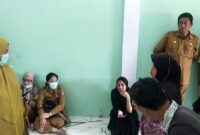 Owner RD Viral (jilbab hitam yang jongkok) saat tim gabungan Pemkot Parepare melakukan pemeriksaan di rumahnya