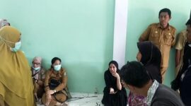 Owner RD Viral (jilbab hitam yang jongkok) saat tim gabungan Pemkot Parepare melakukan pemeriksaan di rumahnya