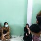 Owner RD Viral (jilbab hitam yang jongkok) saat tim gabungan Pemkot Parepare melakukan pemeriksaan di rumahnya