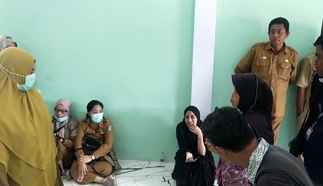 Owner RD Viral (jilbab hitam yang jongkok) saat tim gabungan Pemkot Parepare melakukan pemeriksaan di rumahnya
