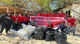 Karyawan Swiss-Belinn dan Swiss-Belhotel Bersatu membersihkan area pantai Pulau Samalona