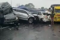Truk bermuatan berat mengalami rem blong, menyebabkan lebih dari lima kendaraan di depannya tertabrak di Cipularang KM 92