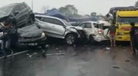 Truk bermuatan berat mengalami rem blong, menyebabkan lebih dari lima kendaraan di depannya tertabrak di Cipularang KM 92