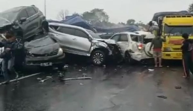 Truk bermuatan berat mengalami rem blong, menyebabkan lebih dari lima kendaraan di depannya tertabrak di Cipularang KM 92