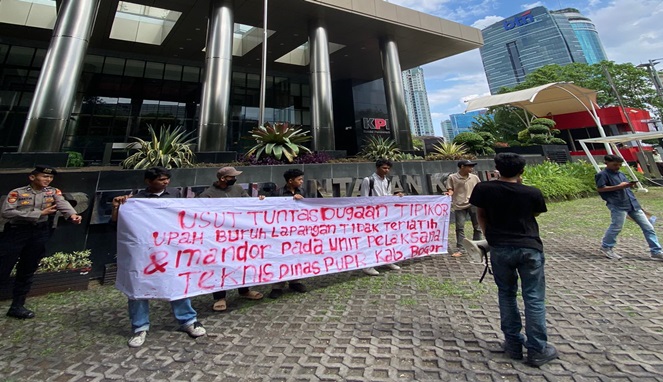 Barisan Mahasiswa Indonesia menggelar aksi unjuk rasa di depan Gedung KPK (Ist)