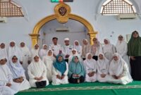 Kepala Sub Bagian Umum dan Kepegawaian DPPKB Makassar Foto Bersama dengan Masyarakat Usai Zikir dan Doa Bersama