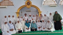 Kepala Sub Bagian Umum dan Kepegawaian DPPKB Makassar Foto Bersama dengan Masyarakat Usai Zikir dan Doa Bersama