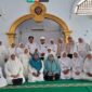 Kepala Sub Bagian Umum dan Kepegawaian DPPKB Makassar Foto Bersama dengan Masyarakat Usai Zikir dan Doa Bersama