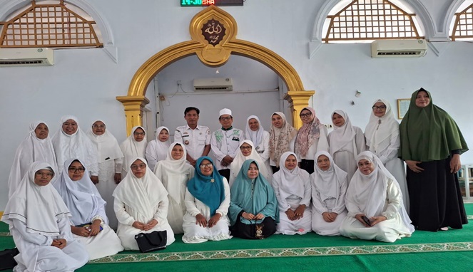 Kepala Sub Bagian Umum dan Kepegawaian DPPKB Makassar Foto Bersama dengan Masyarakat Usai Zikir dan Doa Bersama