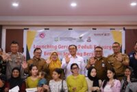 Foto Bersama Plt Kepala DPPKB Makassar dan BKKBN Sulsel Beserta Camat, Lurah dan Kepala Puskemas