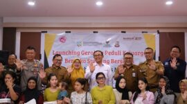 Foto Bersama Plt Kepala DPPKB Makassar dan BKKBN Sulsel Beserta Camat, Lurah dan Kepala Puskemas