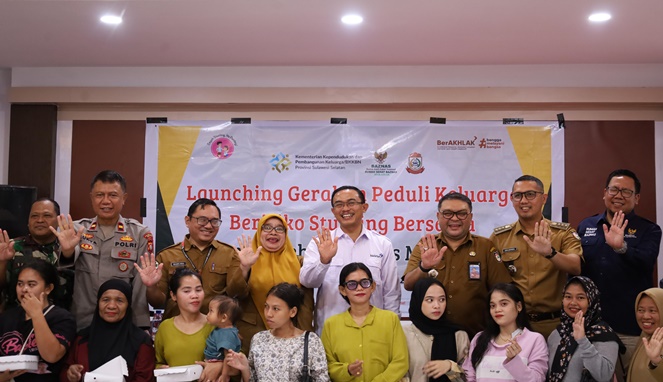 Foto Bersama Plt Kepala DPPKB Makassar dan BKKBN Sulsel Beserta Camat, Lurah dan Kepala Puskemas