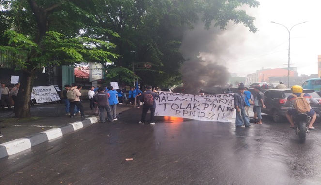 Aksi Demonstrasi Mahasiswa Muhammadiyah di DPRD Sulsel