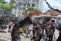 Aksi Damai Berujung Ricuh di Makassar, Mahasiswa Papua Serang Polisi dengan Parang, Batu dan Panah