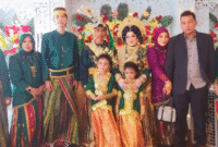 Momen Foto Bersama dengan Kedua Pengantin Firdaus dan Aisyah beserta Ketua Umum SEKAT-RI dan Istri (Kanan)