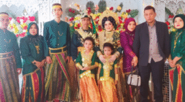 Momen Foto Bersama dengan Kedua Pengantin Firdaus dan Aisyah beserta Ketua Umum SEKAT-RI dan Istri (Kanan)  