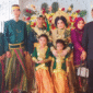 Momen Foto Bersama dengan Kedua Pengantin Firdaus dan Aisyah beserta Ketua Umum SEKAT-RI dan Istri (Kanan)  