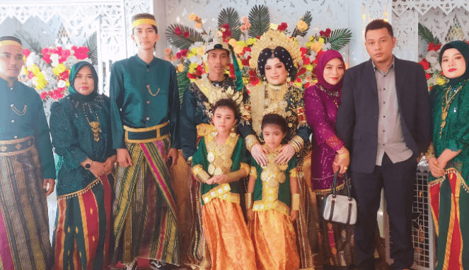 Momen Foto Bersama dengan Kedua Pengantin Firdaus dan Aisyah beserta Ketua Umum SEKAT-RI dan Istri (Kanan)