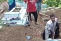 Tangkapan Layar Video : Makam Pasutri Dibongkar di Bulukumba