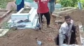 Tangkapan Layar Video : Makam Pasutri Dibongkar di Bulukumba